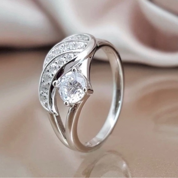 New! Elegant Silver Gemstone Sparkly Fashion Ring - Picture 1 of 2